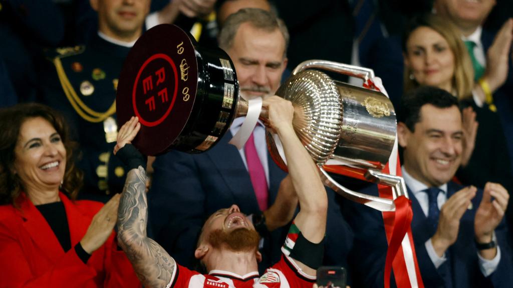 Iker Muniain levanta el trofeo de campeón de la Copa del Rey.