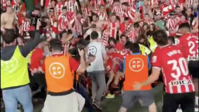 La valla de los aficionados del Athletic cae por la avalancha de fans