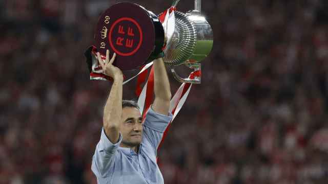 Ernesto Valverde, con el trofeo de la Copa del Rey.