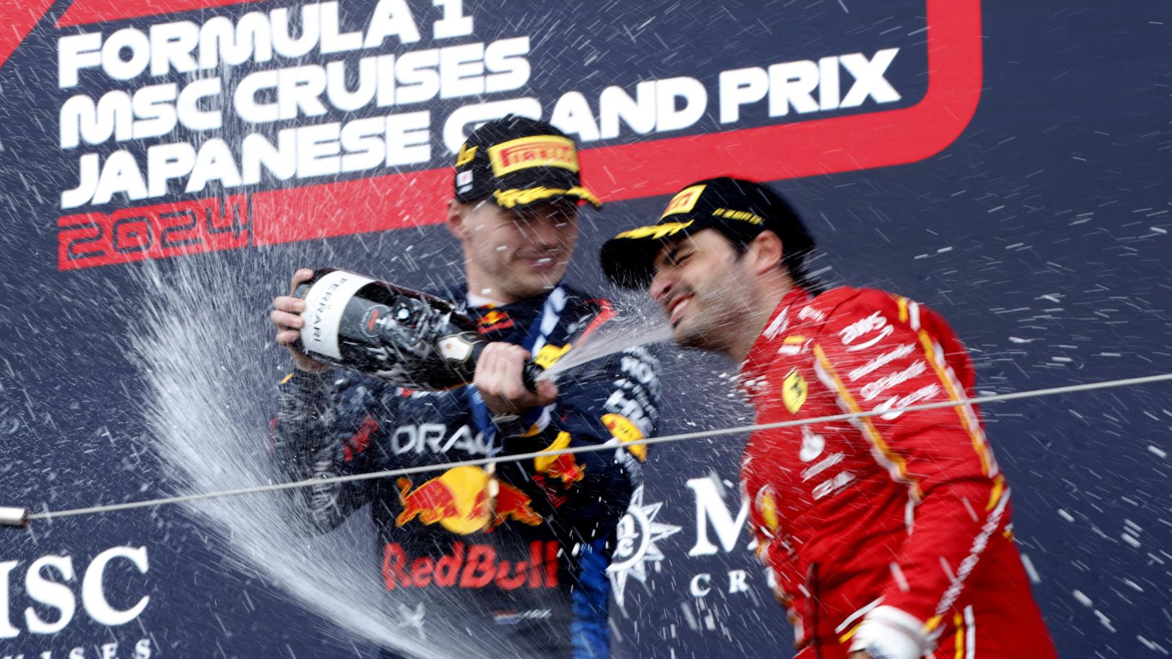 Carlos Sainz, en el podio junto a Verstappen.