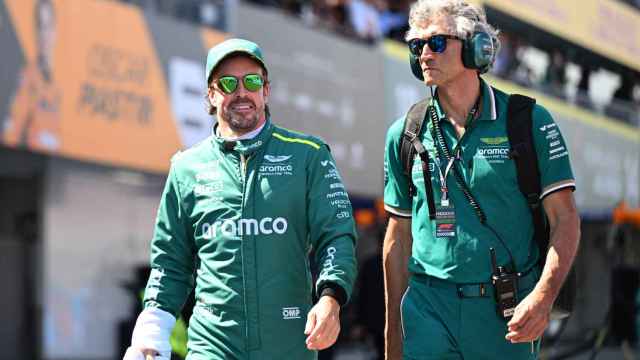 Fernando Alonso junto a su fisio antes de comenzar el carrera del GP de Suzuka de F1
