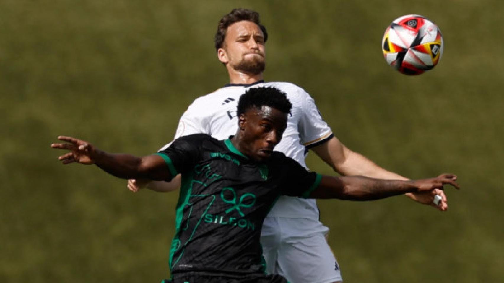 Álvaro Carrillo, ante un jugador del Córdoba.