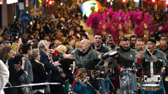 Uno de los momentos del espectacular desfile del Entierro de la Sardina de Murcia, celebrado este sábado por la noche.