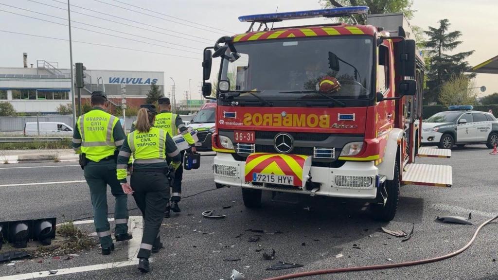 Bomberos Comunidad de Madrid en el cruce donde se ha producido el accidente en el que han muerto tres personas este sábado.