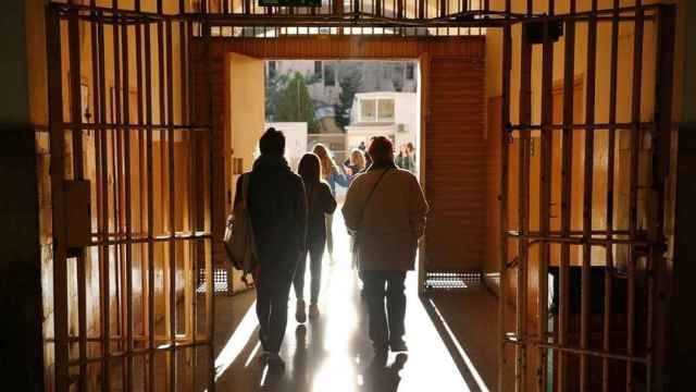 Familiares entrando en la cárcel para ver a sus hijos.