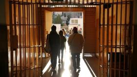 Familiares entrando en la cárcel para ver a sus hijos.