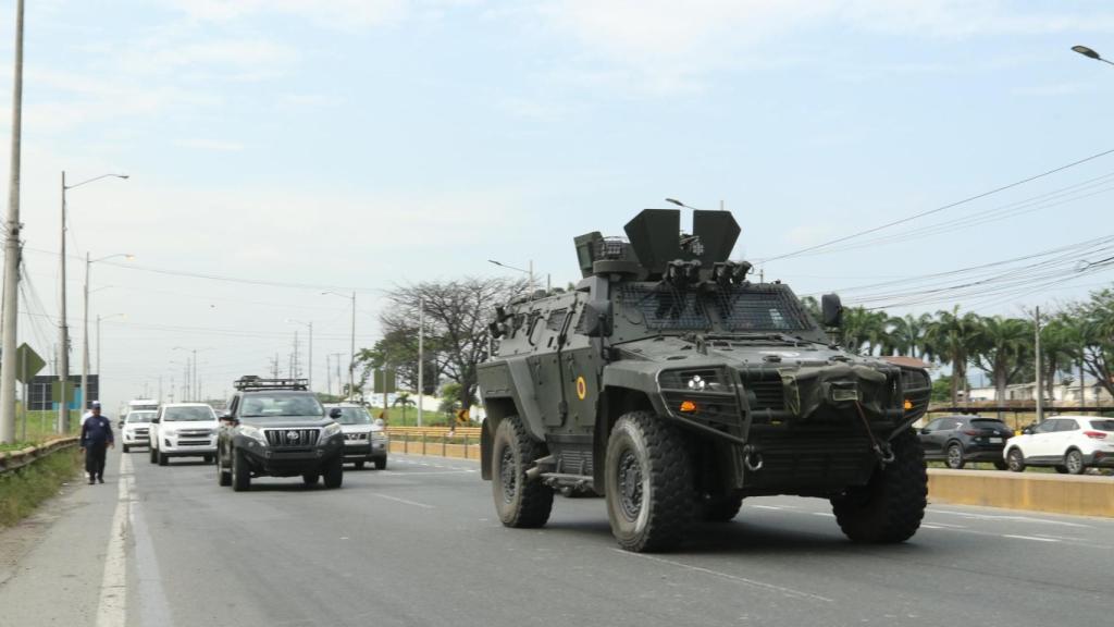 Fotografía del vehículo blindado en el que fue trasladado el exvicepresidente Jorgue Glas a la cárcel La Roca.