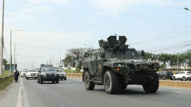 Fotografía del vehículo blindado en el que fue trasladado el exvicepresidente Jorgue Glas a la cárcel La Roca.
