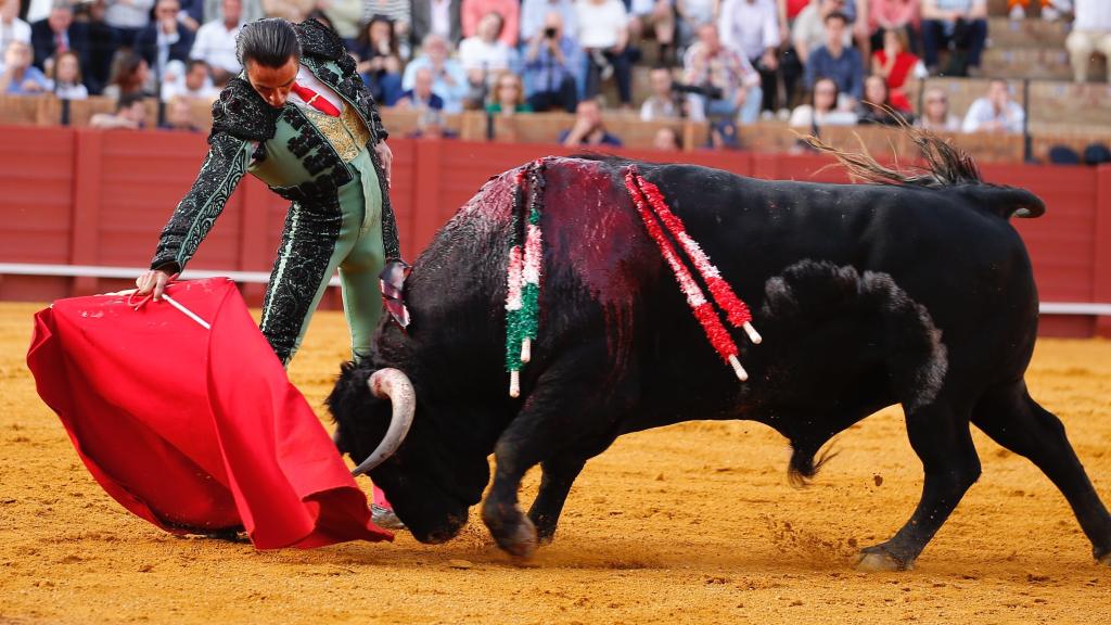 Ruiz Muñoz torea con la muleta en Sevilla.