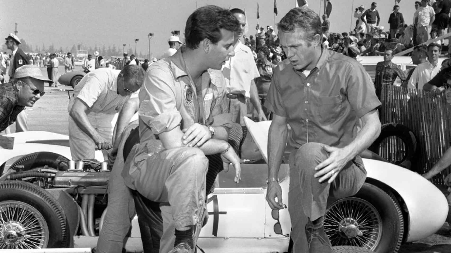 Bruce Kessler (izquierda) con el actor Steve McQueen antes de una carrera en Pomona, California.
