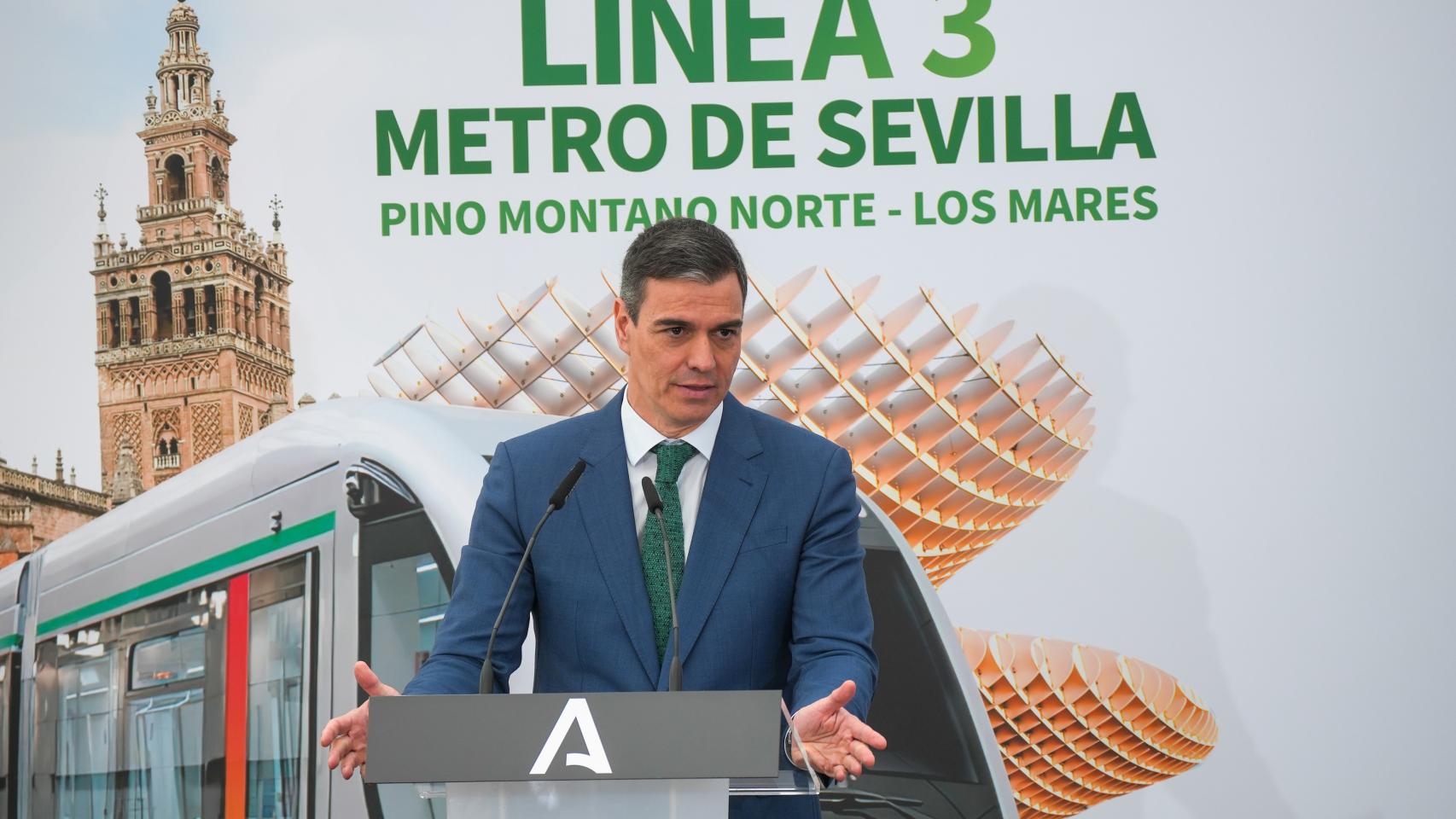 El presidente del Gobierno, Pedro Sánchez, interviene durante la colocación de la primera piedra de las obras del primer subtramo del tramo norte de la línea tres del metro en el barrio de Pino Montano, a 8 de abril de 2024 en Sevilla (Andalucía, España).