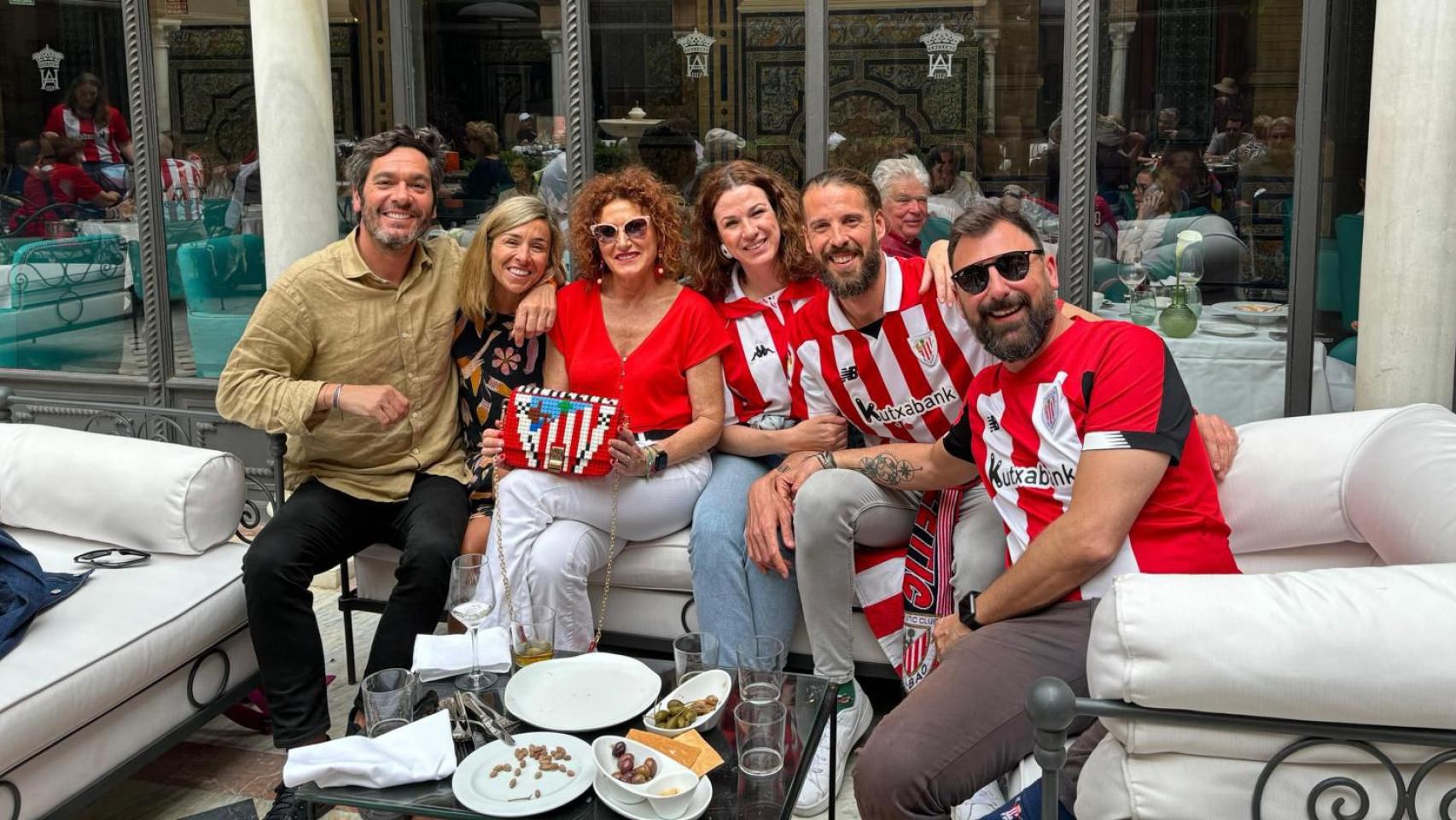 Ainhoa Martín posa con sus amigos y el bolso del Athletic en un hotel de Sevilla