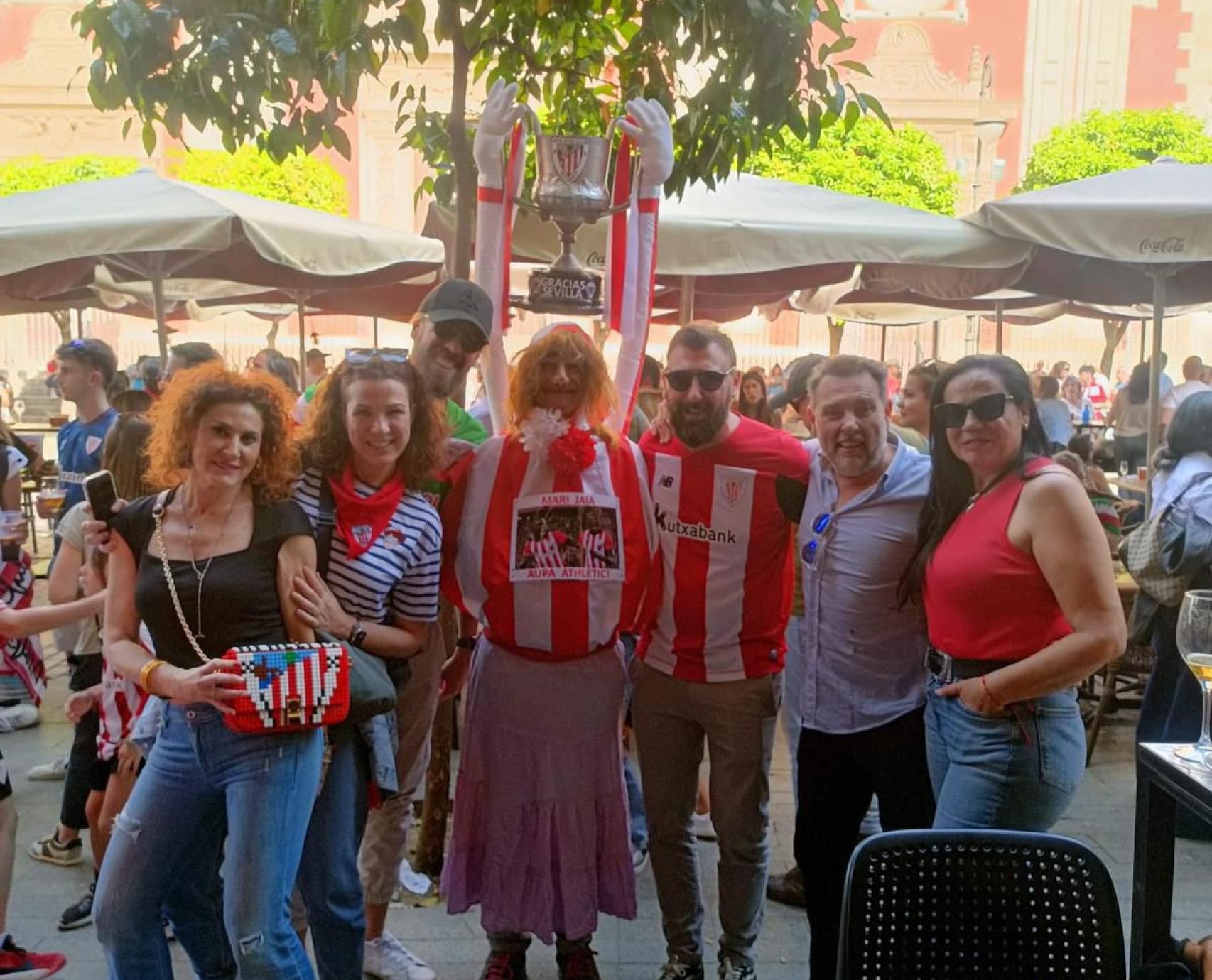 Ainhoa Martín posa más aficionados y el bolso del Athletic en Sevilla