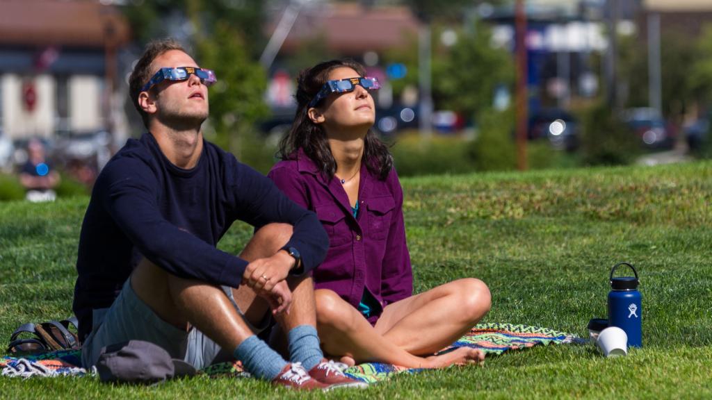 Dos ciudadanos viendo el eclipse.