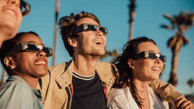 Un grupo de amigos viendo un eclipse.