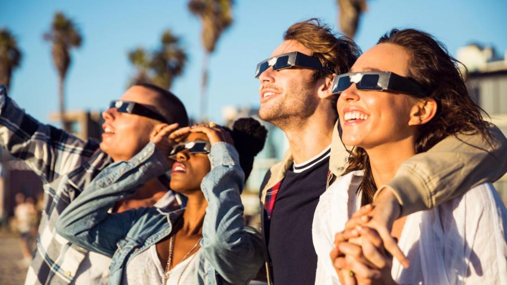 Un grupo de amigos viendo un eclipse.
