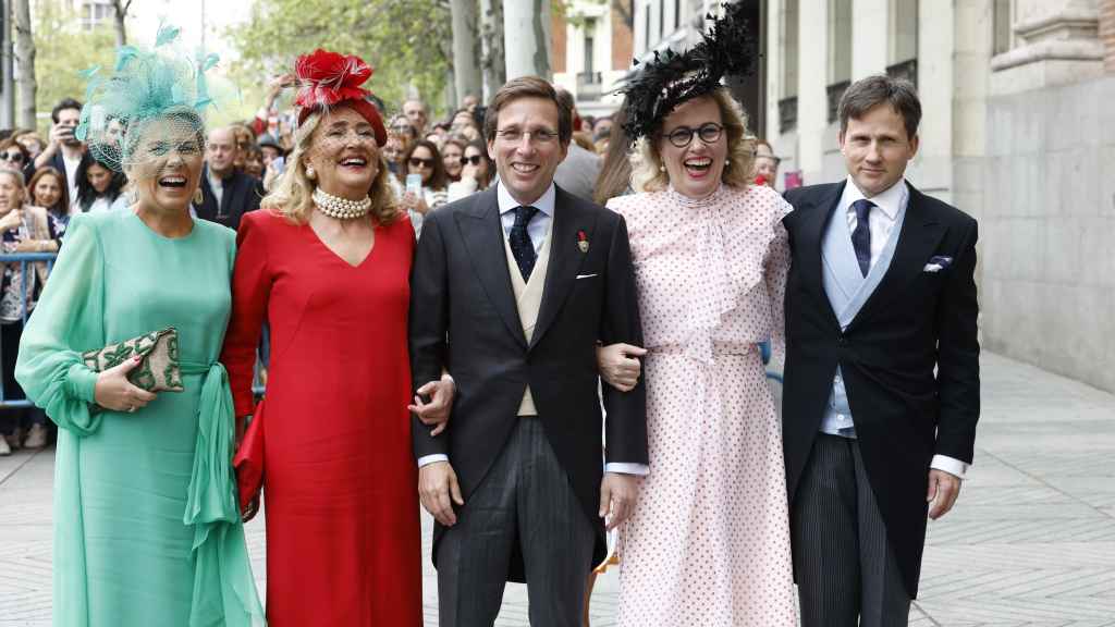 José Luis junto a cuatro de sus hermanos: Ángela, Casilda, Magdalena y Rafael, el pasado sábado, el día de su boda.
