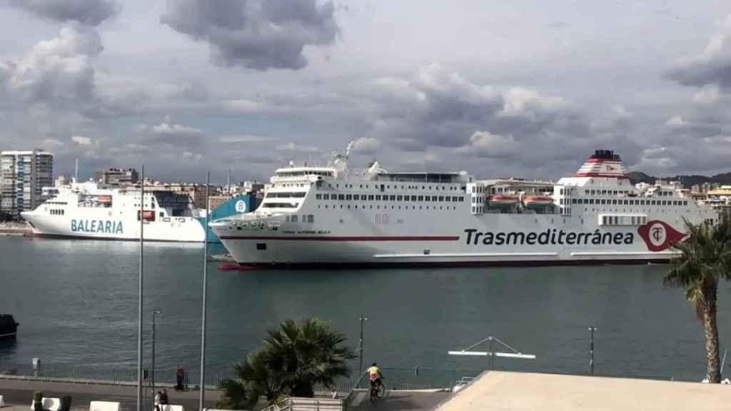 Varios ferrys que enlazan Málaga con la ciudad autónoma de Melilla, en el puerto de la ciudad malacitana.