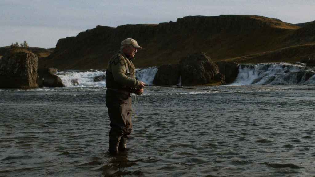 Fotograma de un hombre pescando en el documental 'A Salmon Nation'.