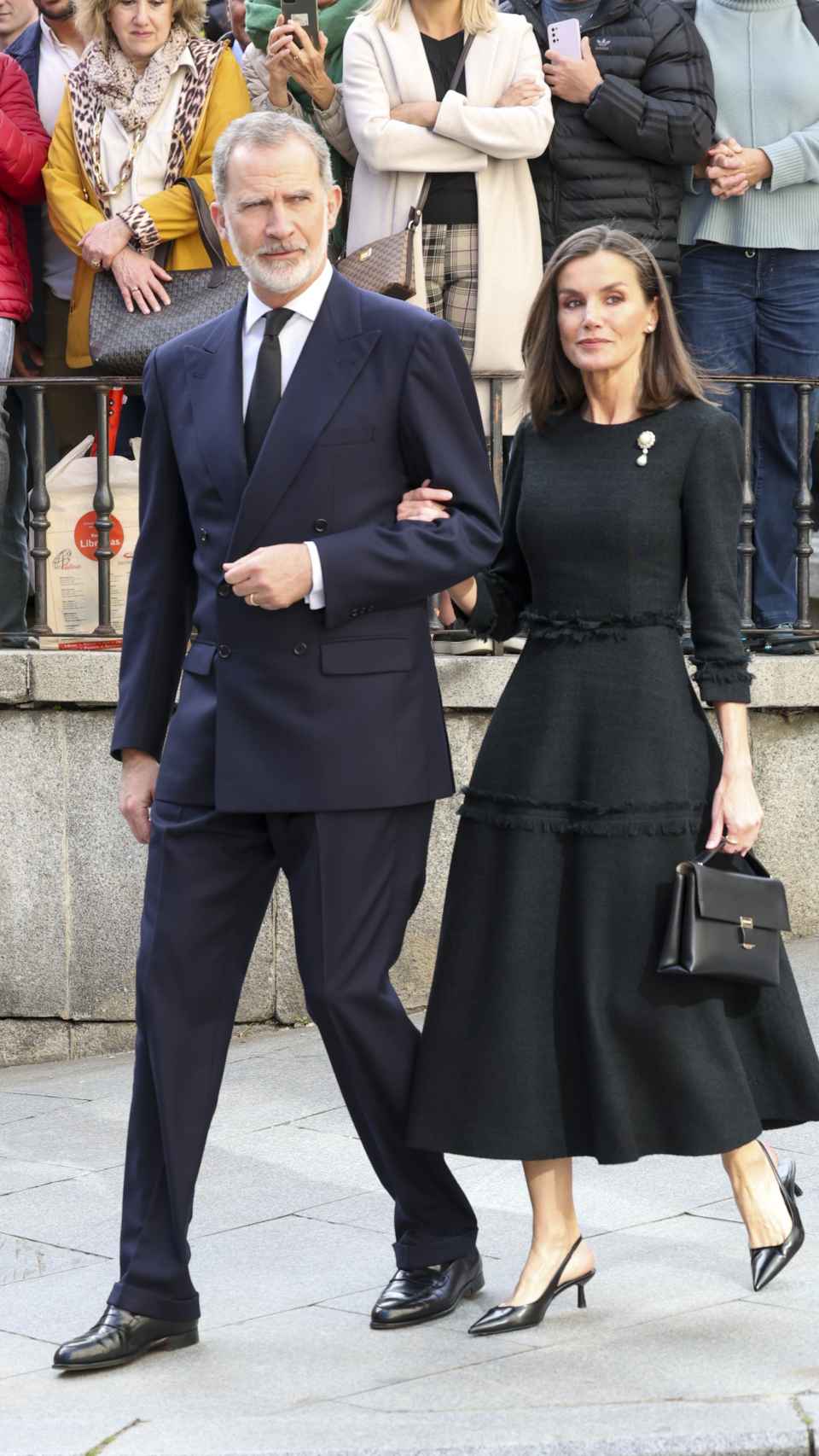 Felipe VI y Letizia llegando a la iglesia, este lunes, día 8.
