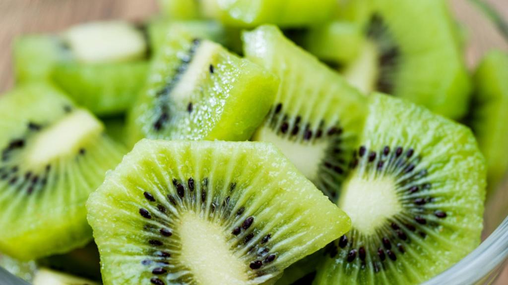 El kiwi está cargado de vitamina C, un nutriente responsable de nuestro estado de ánimo.
