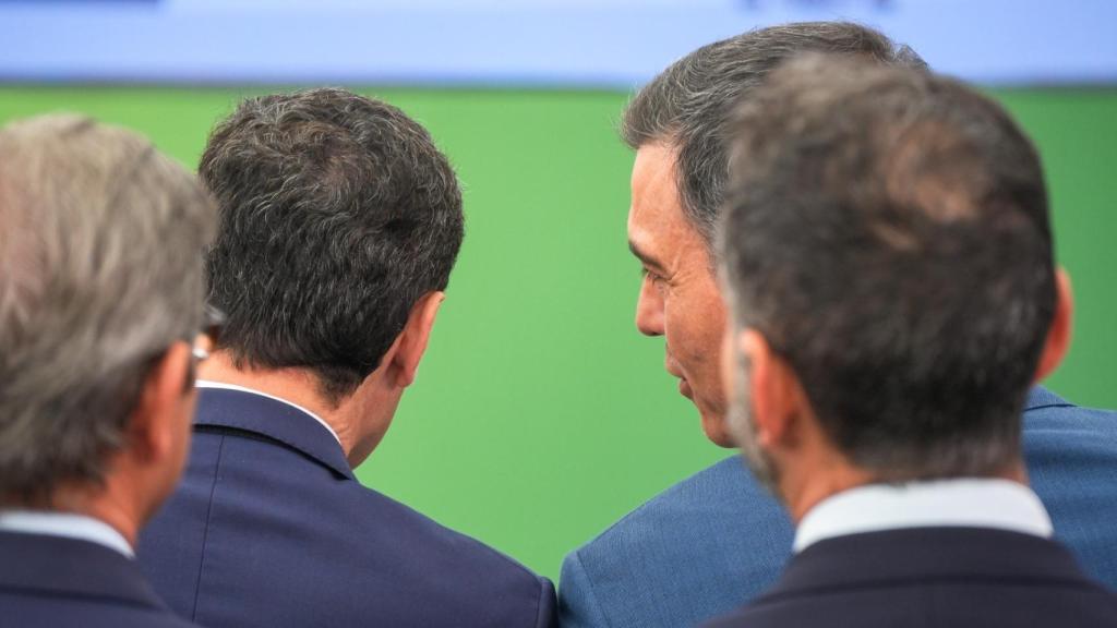 El presidente del Gobierno, Pedro Sánchez, junto al presidente de la Junta de Andalucía, Juanma Moreno, de espaldas en Sevilla.