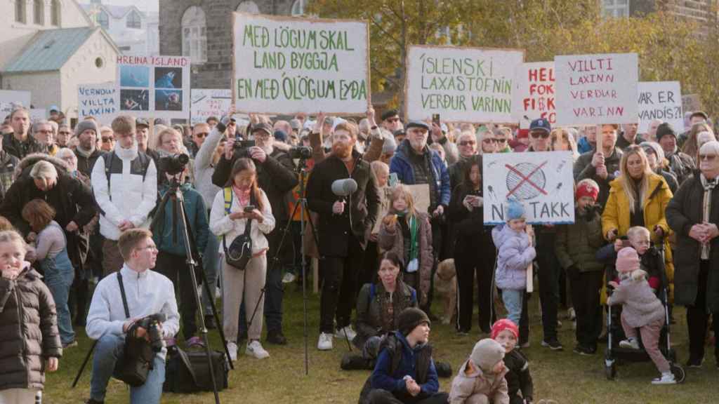 Animalistas, pescadores y otros asistentes a una protesta contra las piscifactorías de salmón.