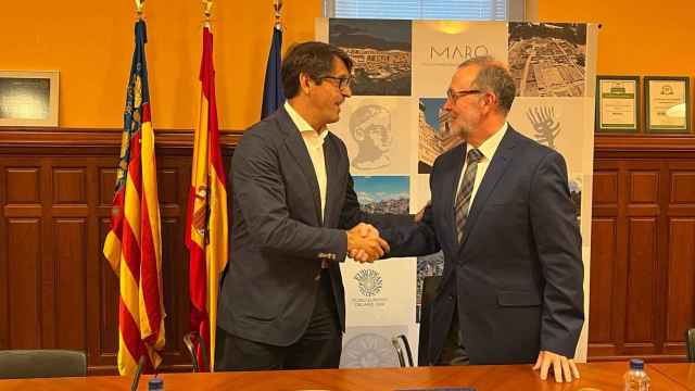 La firma del convenio entre la Diputación de Alicante y el Ayuntamiento de El Campello.