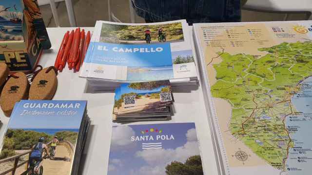 Los folletos de promoción del cicloturismo de la Costa Blanca en la feria de Bolonia.