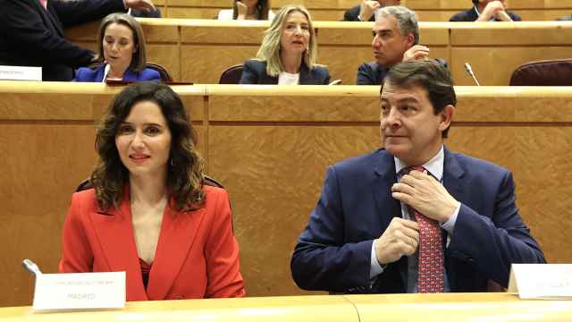 La presidenta de la Comunidad de Madrid, Isabel Díaz Ayuso, y el presidente de la Junta, Alfonso Fernández Mañueco, durante el debate de este lunes en el Senado.