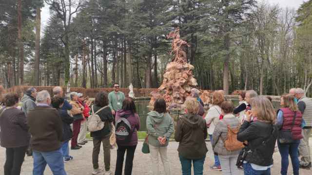 Los turistas con el guía en los jardines de La Granja