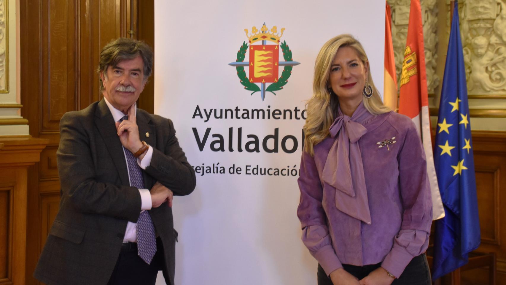 El doctor en Psicología Javier Urra junto a la concejala de Cultura, Irene Carvajal, presentando la charla