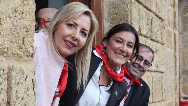 Ana Sánchez, junto a Patricia Martín y Fernando Marcos, en la Veguilla de Benavente