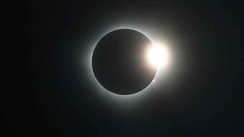Los primeros rayos del Sol vuelven tras el eclipse desde la ciudad de Mazatlán (México).