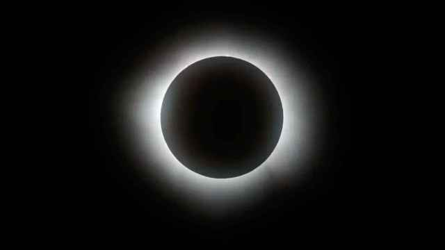 Instantánea del momento en el que se produce el eclipse solar total.