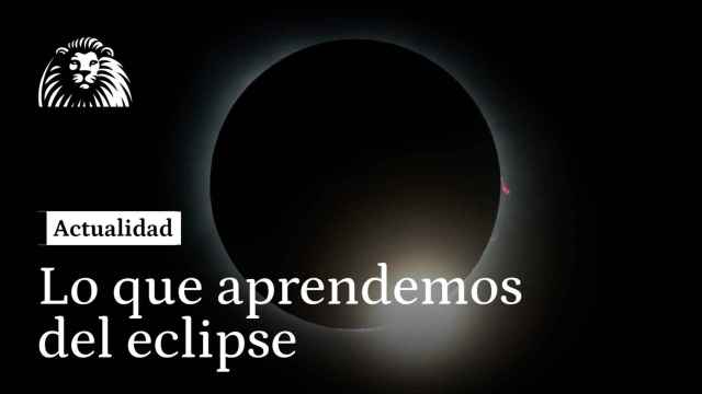 Instantánea del momento en el que se produce el eclipse solar total.