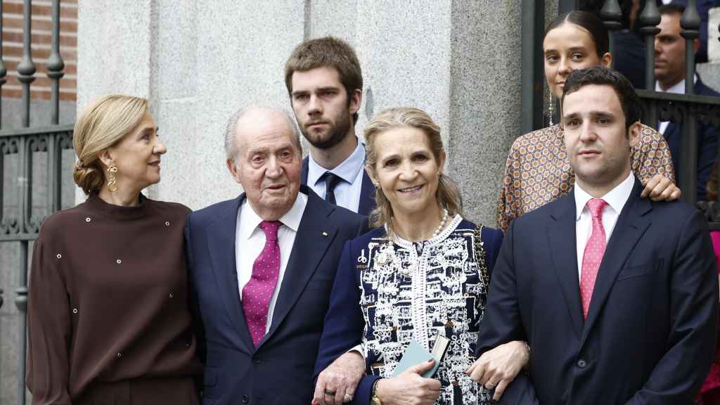 El Emérito junto a sus hijas y nietos en la boda de José Luis Martínez-Almeida y Teresa Urquijo.