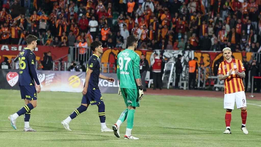 Los jugadores del Fenerbahce se retiran del campo durante la Supercopa turca