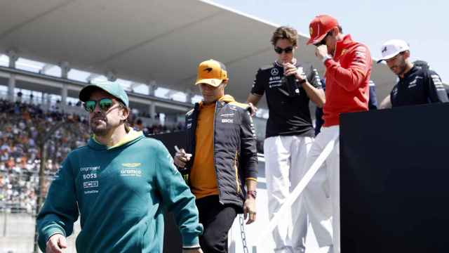 Fernando Alonso, seguido de Lando Norris y otros pilotos de la Fórmula 1