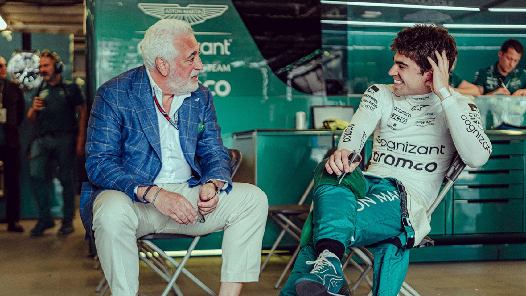 Lawrence Stroll y Lance Stroll conversan en el box de Aston Martin