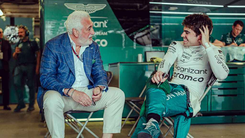 Lawrence y Lance Stroll conversan en el box de Aston Martin