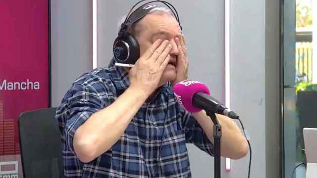 Ramón García se seca las lágrimas durante una entrevista radiofónica.