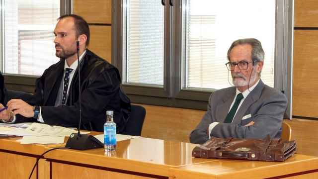 José Manuel Lomas junto a su abogado. Foto: EFE