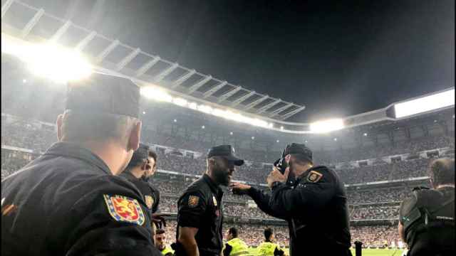 Despliegue policial en el Bernabéu en un partido del año 2019.
