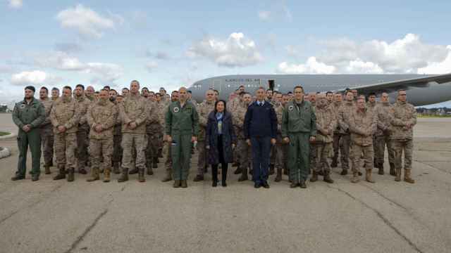 La ministra de Defensa, Margarita Robles, despide a los 150 militares que van a desplegarse en Lituania, en el marco de la misión de la Policía Aérea del Báltico de la OTAN, el pasado 26 de marzo.