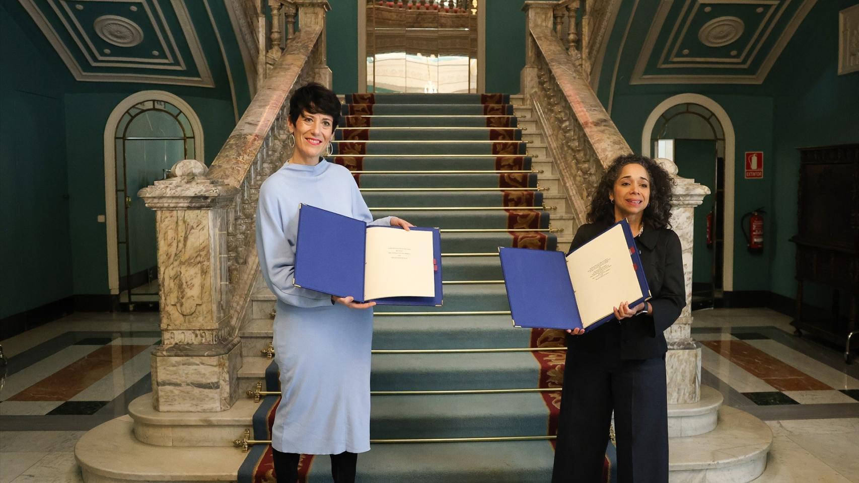 La embajadora de Estados Unidos, Julissa Reynoso (d), y la ministra de Inclusión, Seguridad Social y Migraciones, Elma Saiz (i).