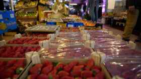 Fresas en un expositor de una frutería en un mercado.