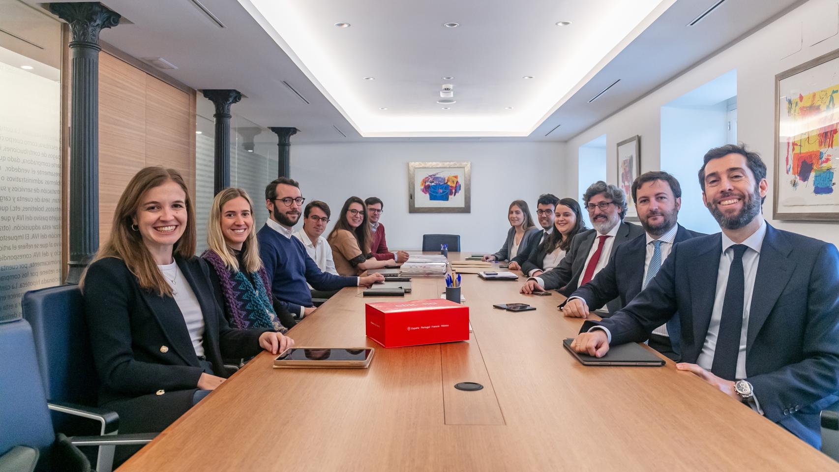 Firma del acuerdo entre Clikalia y Vitruvio.