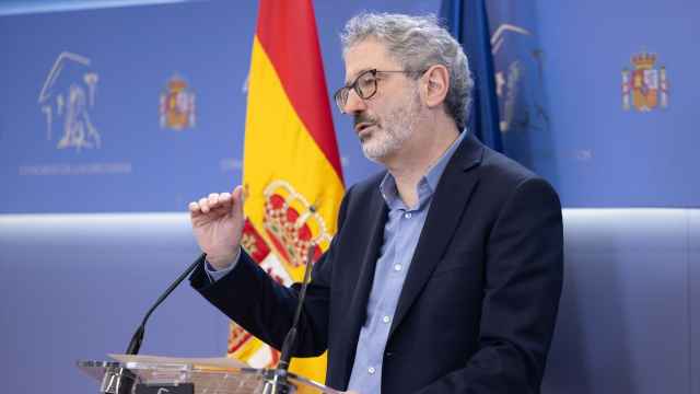 El portavoz económico de Sumar, Carlos Martín, durante una rueda de prensa del grupo plurinacional Sumar.