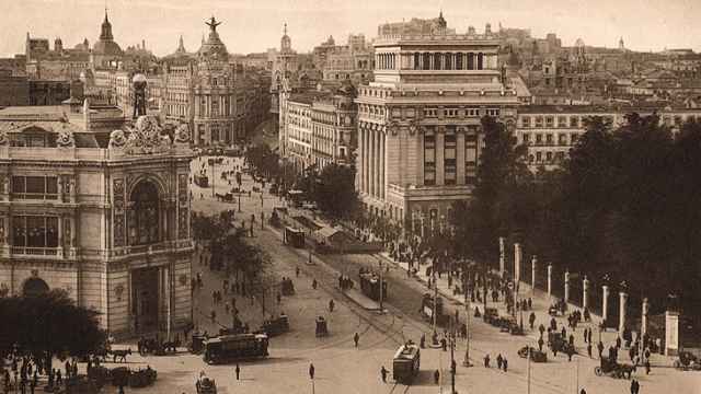 La Plaza de Cibeles con el Banco de España en Madrid en 1917, una de las fotografías de la exposición.